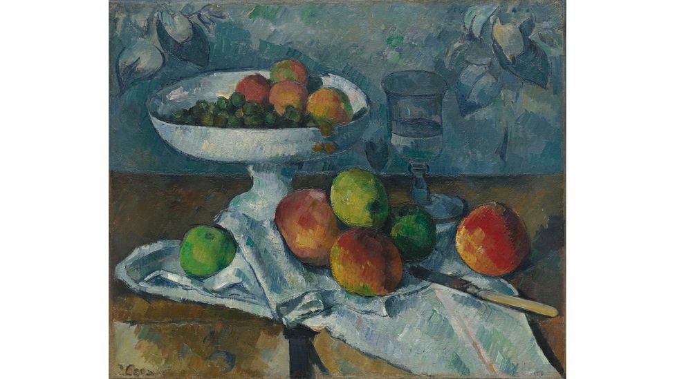 Natura morta con piatto di frutta (1879-80) sembra essere dipinto da uno sguardo vagabondo, piuttosto che da un'angolazione coerente (Credit: Museum of Modern Art)
